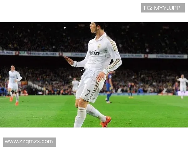 足球明星精彩踢球瞬间集锦让你领略足球魅力与技巧的完美结合 足球明星精彩踢球瞬间集锦让你领略足球魅力与技巧的完美结合